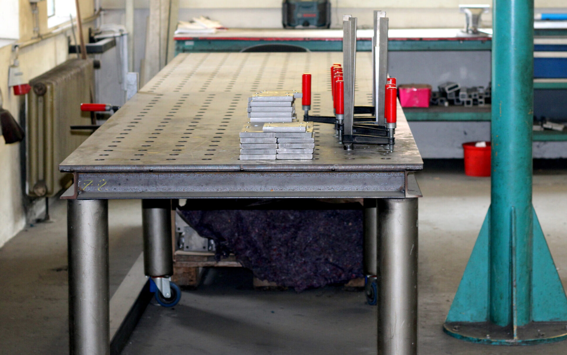 Edelstahlverarbeitung in der Werkstatthalle der Firma Klenke + Klatt GmbH