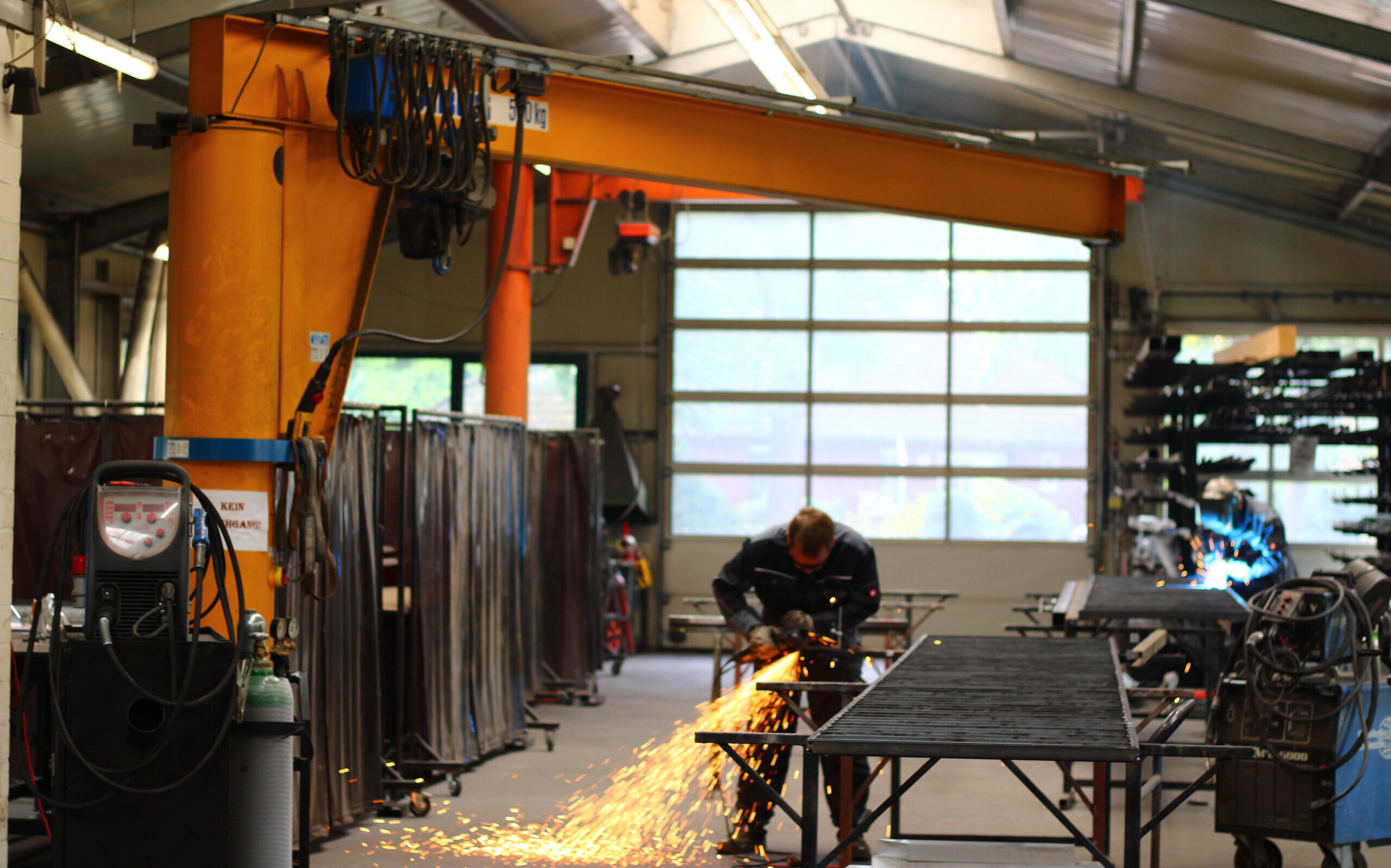 Mitarbeiter der Firma Klenke + Klatt GmbH beim Schweißen in der Werkstatthalle