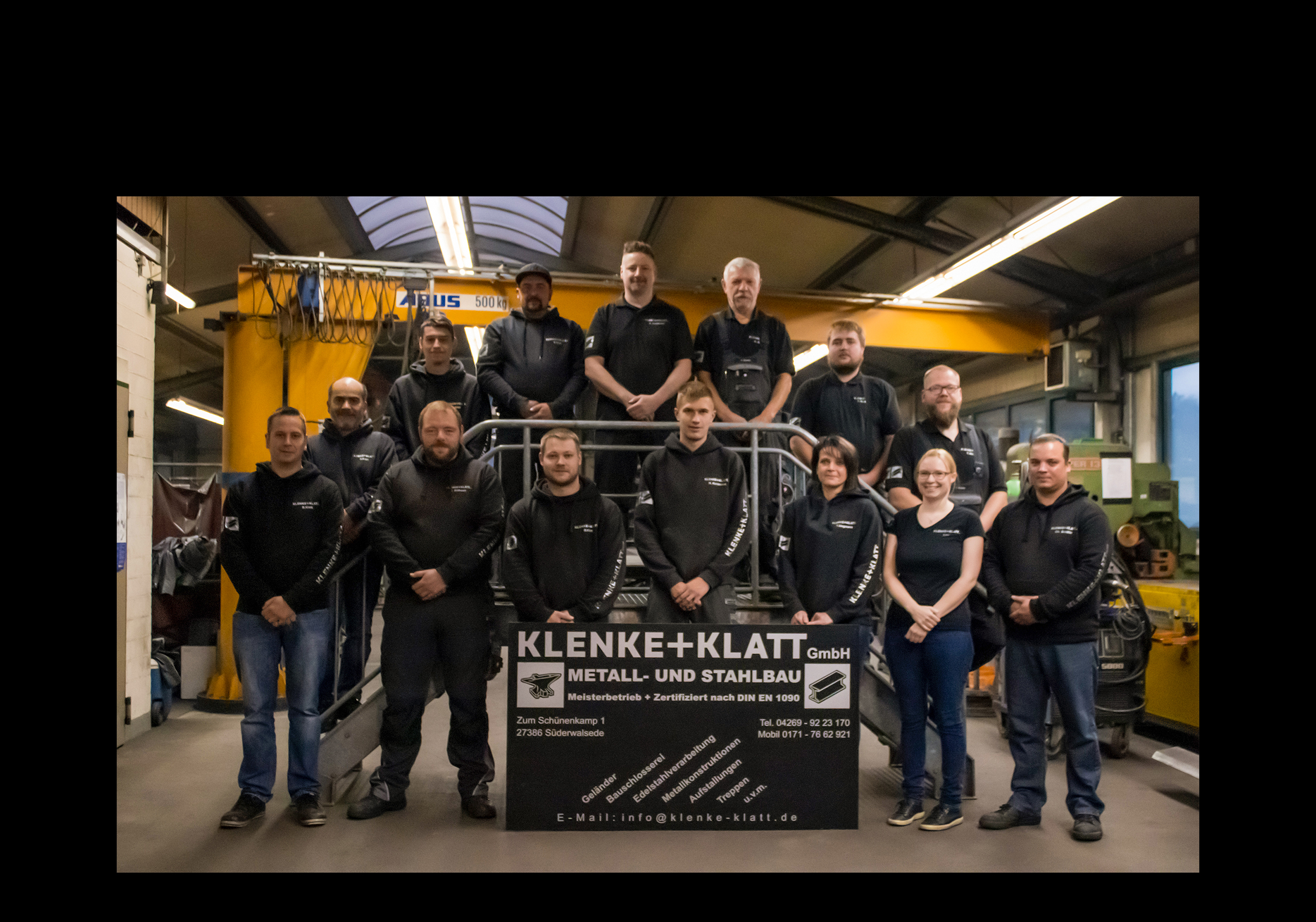 Klenke und Klatt GmbH - Gruppenfoto mit allen Mitarbeiterinnen und Mitarbeitern in unserer Firmenhalle im Oktober 2022